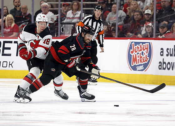 William Carrier dr�í puk p�ed Ond�ejem Palátem.