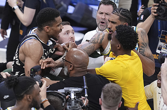 Janis Adetokunbo v rozmí�ce s Obi Toppinem a Bennedictem Mathurinem (ve �lutém).