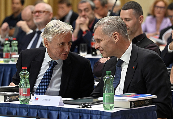 Zleva dosavadní místop�edseda �OV Libor Varhaník a stávající p�edseda �OV Ji�í...