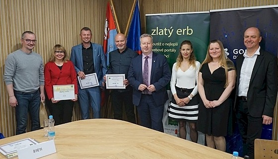 Ceny p�edával hejtman Richard Brabec (uprost�ed)