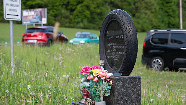 Pomníek u místa nehody ve Zlín na Vrav. (duben 2025)