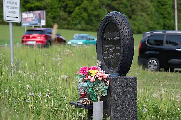 Pomníek u místa nehody ve Zlín na Vrav. (duben 2025)