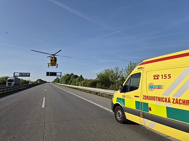 Záchranái ve stedu 30. dubna 2025 dopoledne zasahovali u dvou nehod na D2. V...
