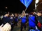 Fanouci vítají hokejisty Komety, kteí v Pardubicích vyhráli mistrovský titul....