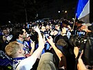 Píjezd mistrovských hokejist Komety do Brna. Po návratu z Pardubic je pilo...