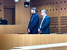 Obvinný podnikatel Pavel Dovhomilja (vpravo) se svým obhájcem Michalem íhou u...