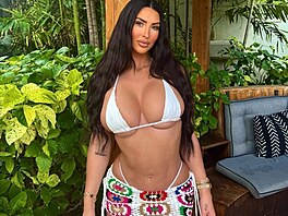Devtaticetiletá modelka Alice Goodwinová fanouky drádí svým dokonalým...