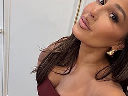 Jednatyicetiletá televizní hvzda Adrienne Bailon-Houghtonová si slávu na...
