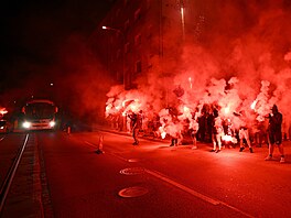Fanou�ci vítají hokejisty Komety, kte�í v Pardubicích vyhráli mistrovský titul....
