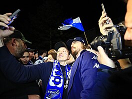 Píjezd mistrovských hokejist Komety do Brna. Po návratu z Pardubic je pilo...