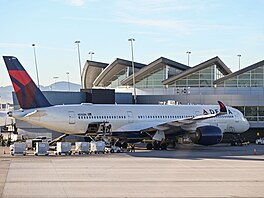 Airbus A350-941 spolenosti Delta Air Lines na mezinárodním letiti Harryho...