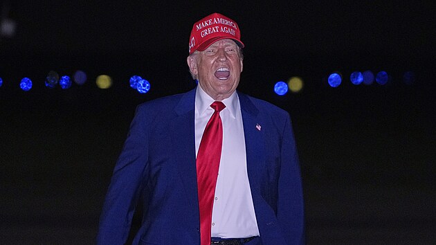 Americk prezident Donald Trump na mtinku s volii ve stt Michigan chvlil svou migran politiku i iroce kritizovan cla a toil na politick oponenty. (29. dubna 2025)