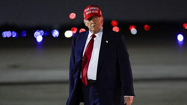 Americk� prezident Donald Trump na m�tinku s voli�i ve st�t� Michigan chv�lil svou migra�n� politiku �i �iroce kritizovan� cla a �to�il na politick� oponenty. (29. dubna 2025)