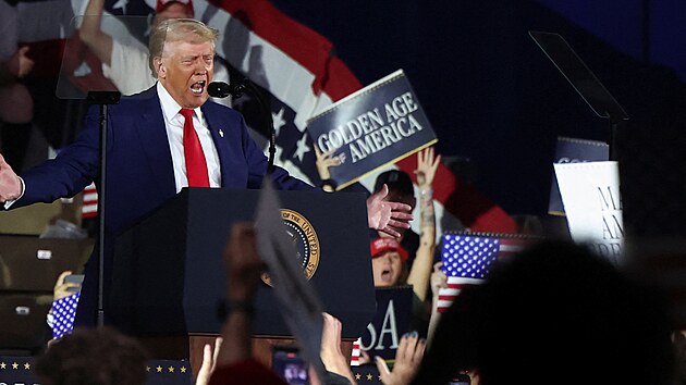 Americk� prezident Donald Trump na m�tinku s voli�i ve st�t� Michigan chv�lil svou migra�n� politiku �i �iroce kritizovan� cla a �to�il na politick� oponenty. (29. dubna 2025)