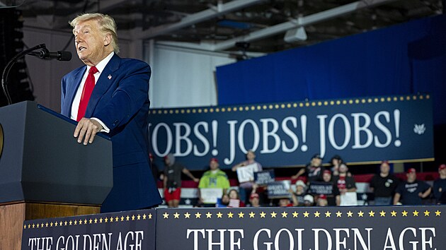 Americk� prezident Donald Trump na m�tinku s voli�i ve st�t� Michigan chv�lil svou migra�n� politiku �i �iroce kritizovan� cla a �to�il na politick� oponenty. (29. dubna 2025)