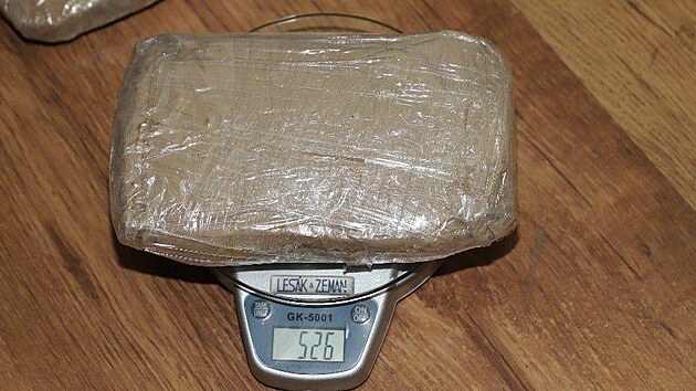 Pi domovnch prohldkch zajistili kriminalist zhruba 10 kilogram heroinu, 200 tisc korun v hotovosti, plynovou pistoli a men mnostv kokainu.