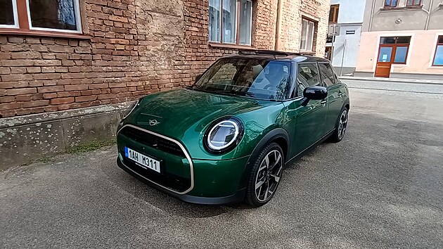 V aut� nad�v�me na displeje a centr�ln� stanoven� ceny elektroaut. A zase ��na