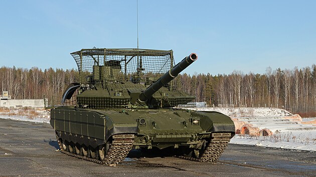 Rusk� tank T-90M. Podle finsk�ch vojensk�ch p�edstavitel� jich velkou ��st Rusko nech�v� na sv�m �zem� pro p��padn� vojensk� st�et s NATO. (22. listopadu 2024)
