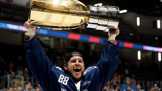 Brandon Davidson zved� nad hlavu Masaryk�v poh�r.