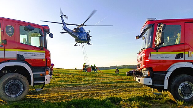 U obce Velk Jeov na Tborsku hoela lesn hrabanka. Por zashl plochu zhruba dva hektary. Hasim pomhal policejn vrtulnk s bambivakem. (29. dubna 2025)