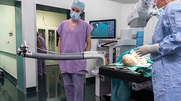 Lkai v brnnsk Dtsk nemocnici jako prvn v esku zavedli ron pacientce do ucha kochlern implantt pomoc robotickho ramena. Pedtm vak museli sami pipravit pstupovou cestu a do vnitnho ucha a otevt takzvan okrouhl oknko, kter se nachz na hlemdi.