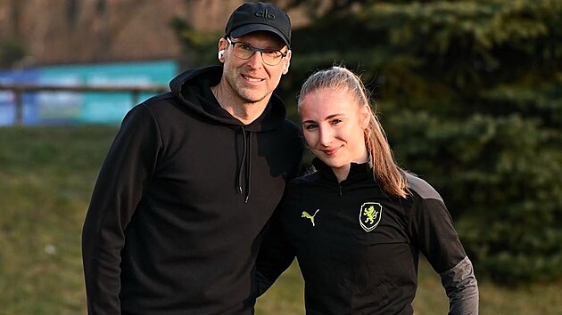 Adla echov, fotbalistka akademie Fulhamu, se svm otcem Petrem echem