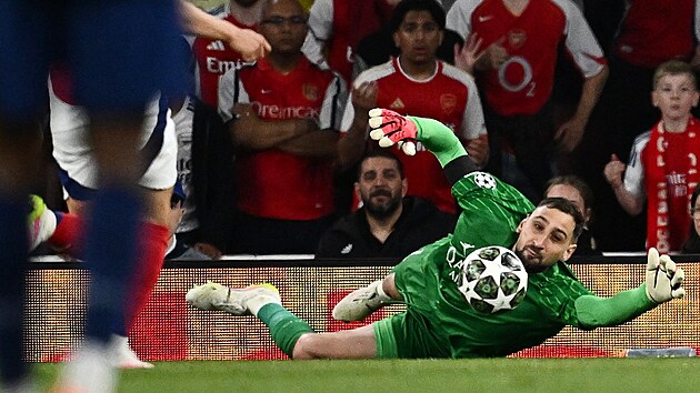 Obrovit� italsk� g�lman Gianluigi Donnarumma z Paris St. Germain likviduje...