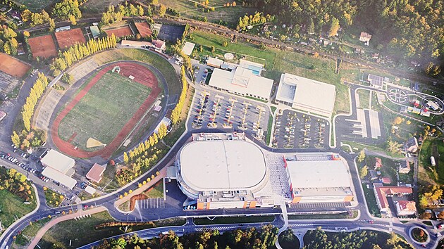 Nejvt karlovarsk sportovit zahrnuje hokejovou halu s jejm trninkovm zzemm, baznov komplex, halu pro mov sporty i atletick stadion.