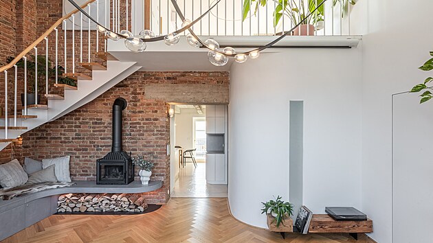Obrovský betonový pr�vlak architekti objevili, kdy� d�lali pr�chod z kuchyn� do...