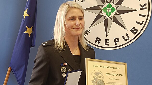 Policistka Radka tbnarov z dopravnho inspektortu umperk, kter v Alpch pomohla zachrnit trojici horolezc, pevzala estnou plaketu a medaili za zchranu ivota.