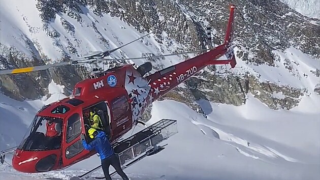 Policistka Radka tbnarov z dopravnho inspektortu umperk v Alpch pomohla zachrnit trojici horolezc.