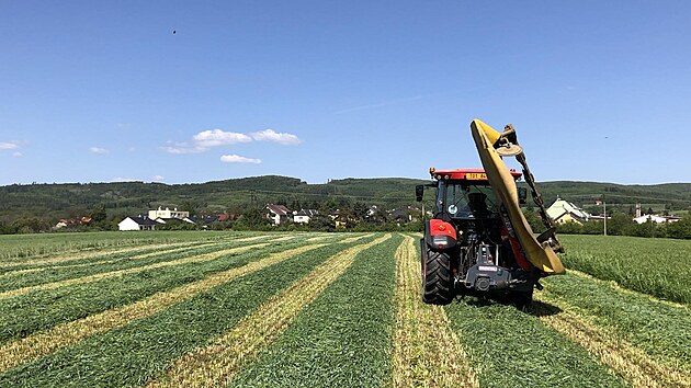 Pohled na pole a krajinu u gruntu Zatloukalov�ch ve Velk�m �jezdu