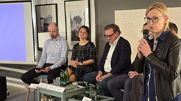 Veden Hradce Krlov svolalo debatu s developery a investory o pspvcch do mstsk infrastruktury. Zprava primtorka Pavlna Springerov (HDK), architekt a nmstek praskho primtora pro zemn rozvoj a zemn pln Petr Hlavek (bezp. za STAN), advoktka spolenosti Frank Bold Lenka Hlavov a nmstek pro rozvoj msta Luk dek (TOP 09). (29. dubna 2025)