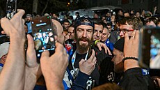 Fanou�ci vítají hokejisty Komety, kte�í v Pardubicích vyhráli mistrovský titul....