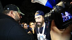 Píjezd mistrovských hokejist Komety do Brna. Po návratu z Pardubic je pilo...