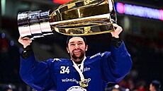 Branká� Michal Postava, nejlep�í gólman extraligového play off v sezon�...