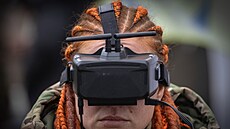 Operátorka na ukrajinské front vyuívá speciální brýle, do kterých jsou...