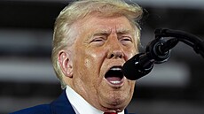 Americký prezident Donald Trump na mítinku s volii ve stát Michigan chválil...
