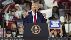 Americký prezident Donald Trump na mítinku s volii ve stát Michigan chválil...