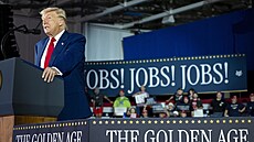 Americký prezident Donald Trump na mítinku s voli�i ve stát� Michigan chválil...