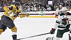 Tomá� Hertl st�ílí, nebezpe�n� mu do rány kleká Jon Merrill.