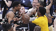 Janis Adetokunbo v rozmíce s Obi Toppinem a Bennedictem Mathurinem (ve lutém).