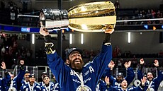 Peter Mueller zvedá pohár pro extraligové ampiony.