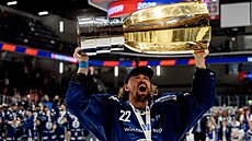 Kristián Pospí�il zvedá nad hlavu Masaryk�v pohár.