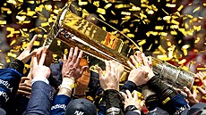 Hrá�i a realiza�ní tým Komety se seznamují s Masarykovým pohárem.