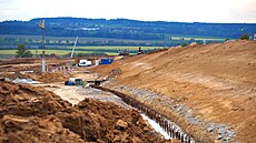 Stavba dálnice mezi Vysokým Mýtem a Litomy�lí je v plném proudu. (28. dubna...