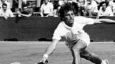 Jan Kode� d�e ve vít�zném finále Roland Garros v roce 1970.
