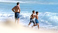 Robert De Niro a jeho dvojata Aaron a Julian na snímku z roku 2004.