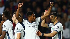 Obránce Interu Milán Denzel Dumfries (druhý zprava) slaví svj druhý gól do...