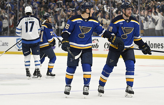 Zack Bolduc (vlevo) a Radek Faksa ze St. Louis  se radují z výhry nad...